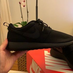 Nike Roche One Sneakers in 7Y